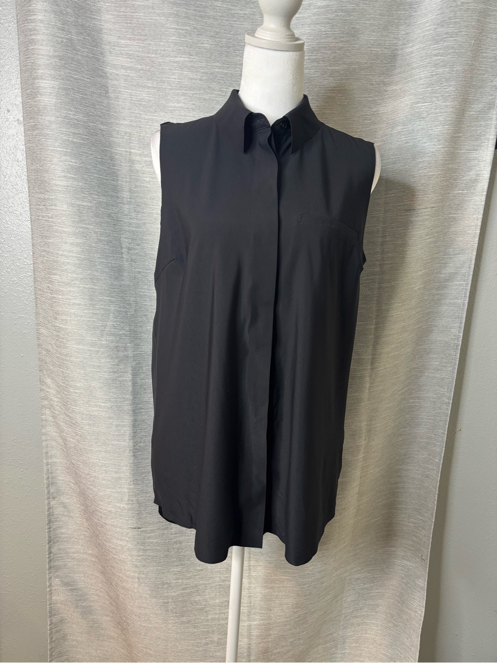Athleta Sleeveless Black Button-Down Collared Top